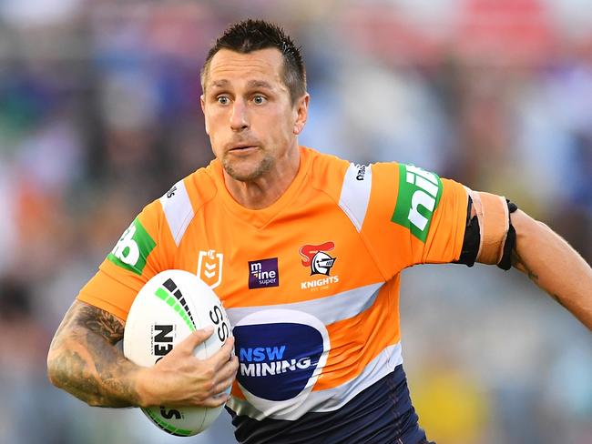 BRISBANE, AUSTRALIA - AUGUST 15:  Mitchell Pearce of the Knights runs the ball during the round 22 NRL match between the Cronulla Sharks and the Newcastle Knights at Moreton Daily Stadium, on August 15, 2021, in Brisbane, Australia. (Photo by Albert Perez/Getty Images)