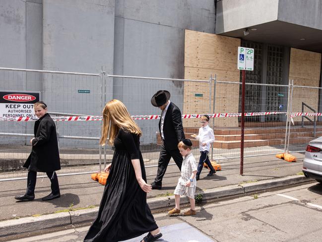 MELBOURNE, AUSTRALIA - NewsWire Photos - 7 DECEMBER, 2024:Members of the Jewish community pass by  the Adass Israel  Synagogue that was attacked on Friday December 6. Picture: NewsWire / Diego Fedele