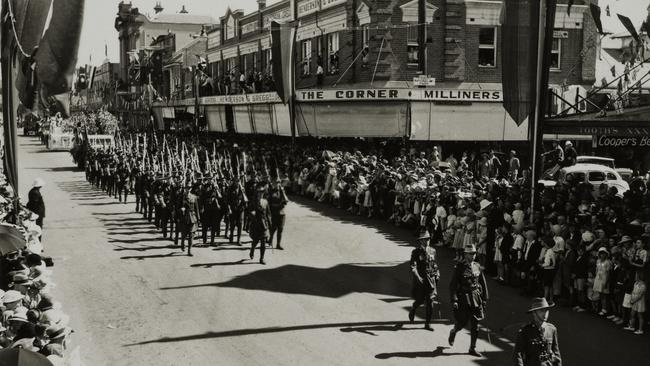 Parramatta’s sesquicentennial parade, Church Street, view of an assembly of soldiers marching with arms, and crowd lining street, 1938. Picture: Local Studies Photograph Collection, City of Parramatta