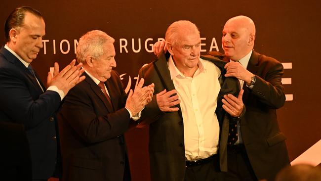 South Sydney legend George Piggins receives his Hall of Fame jacket. NRL Imagery