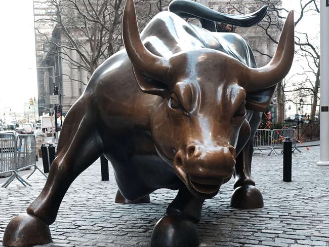 NEW YORK, NEW YORK - JANUARY 11: A man walks by the Wall Street Bull by the New York Stock Exchange (NYSE) on January 11, 2022 in New York City. After yesterdays sell off, the Dow was down only slightly in morning trading.   Spencer Platt/Getty Images/AFP == FOR NEWSPAPERS, INTERNET, TELCOS & TELEVISION USE ONLY ==