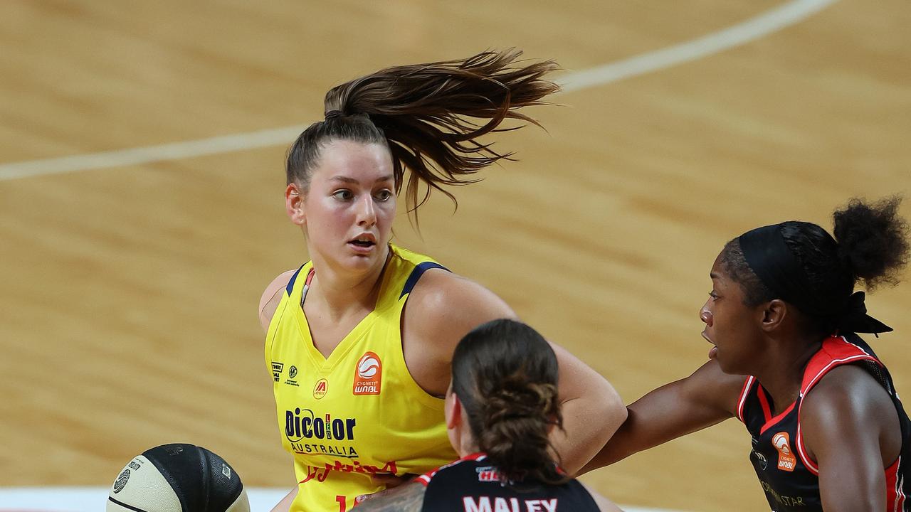 Isobel Borlase looks for an option against the Perth Lynx in December. Picture: Sarah Reed/Getty Images)