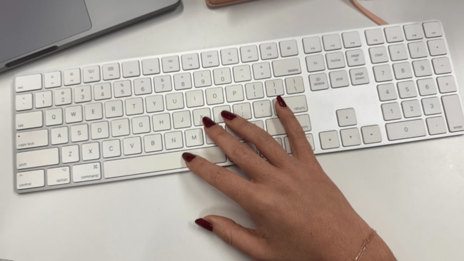 I applied the entire set – left hand included, perfectly in under 15 minutes.