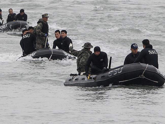 Not giving up ... South Korean Navy searching for missing passengers at the site of the sunken ferry off the coast of Jindo Island. Picture: Chung Sung-Jun.