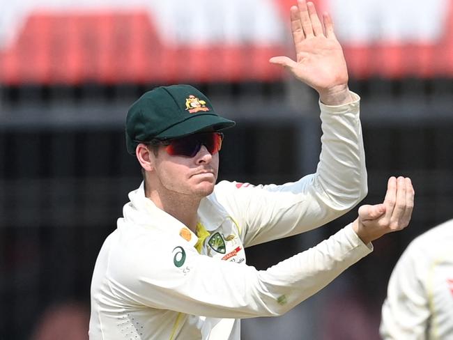 Australia's captain Steve Smith (L) and teammates unsuccessfully appeal for the dismissal of India's Ravindra Jadeja (unseen) during the second day of the third Test cricket match between India and Australia at the Holkar Stadium in Indore on March 2, 2023. (Photo by Sajjad HUSSAIN / AFP) / ----IMAGE RESTRICTED TO EDITORIAL USE - STRICTLY NO COMMERCIAL USE-----