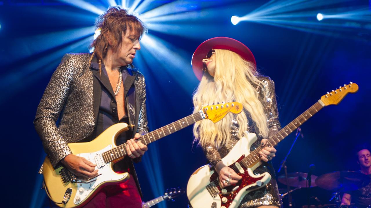 Orianthi on stage with Sambora.