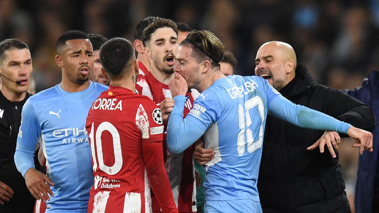 Manchester City's midfielder Jack Grealish (2nd R) clashes with Atletico Madrid's Argentine striker Angel Correa. (Photo by Oli SCARFF / AFP)