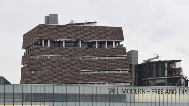 A general view shows the viewing platform of the Tate Modern gallery in London on August 4, 2019 after it was put on lock down and evacuated after an incident involving a child falling from height and being airlifted to hospital. - London's Tate Modern gallery was evacuated on August 4 after a child fell "from a height" and was airlifted to hospital. A teenager was arrested over the incident, police said, without giving any details of the child's condition. (Photo by Daniel SORABJI / AFP)