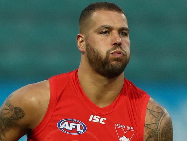SYDNEY, AUSTRALIA - MAY 09:  Lance Franklin of the Swans handpasses the ball during a Sydney Swans AFL training session at the Sydney Cricket Ground on May 9, 2018 in Sydney, Australia.  (Photo by Mark Metcalfe/Getty Images)