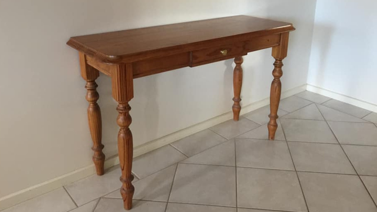 Kelly bought the old dressing table for $80 on Facebook Marketplace on Friday. Picture: BunningsMumsAustralia