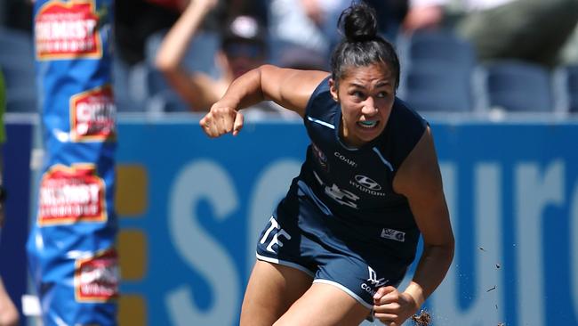 AFLW Carlton v Western Bulldogs Darcy Vescio kicks a goal third term.