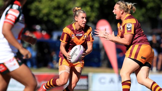 Bec Young calls for the ball from Sam Bremner. Pic: Adam Head