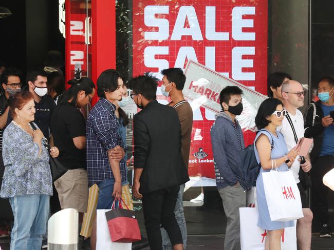 MELBOURNE, AUSTRALIA- NewsWire Photos DECEMBER 26, 2020: Shoppers hit the sales in Melbourne CBD for the Boxing Day sales. Picture: NCA NewsWire/ David Crosling