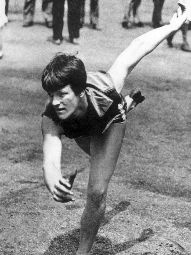 Mildred "Babe" Didriksen throwing the discus.