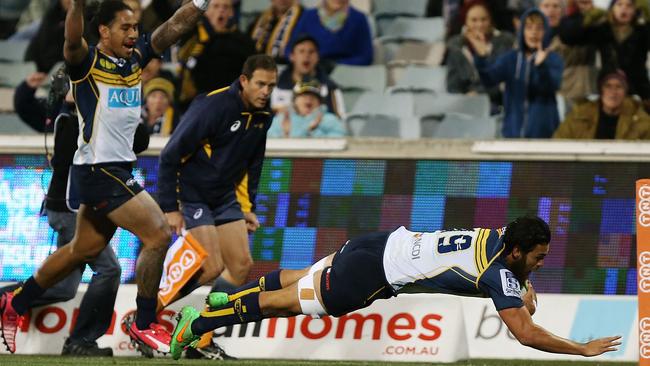 Jordan Smiler of the Brumbies scores a try against the Bulls.