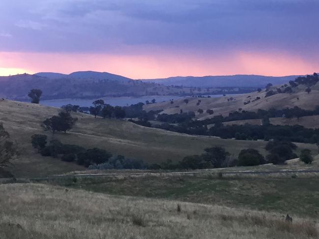 HERALD SUN SUMMER SNAPS 2023/24. Summer sunsets at Bethanga. Picture: Chris Lyons, Bethanga. Contact: bethanga1218@gmail.com; 0477829031