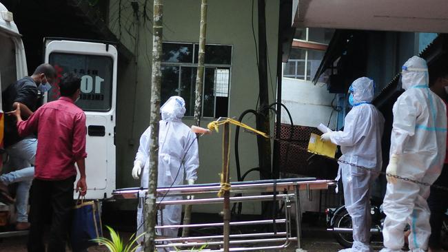 Health workers wearing protective gear shift people who have been in contact with a person infected with the Nipah virus to an isolation centre at a government hospital in Kozikode, in India's Kerala state. (Photo by AFP)