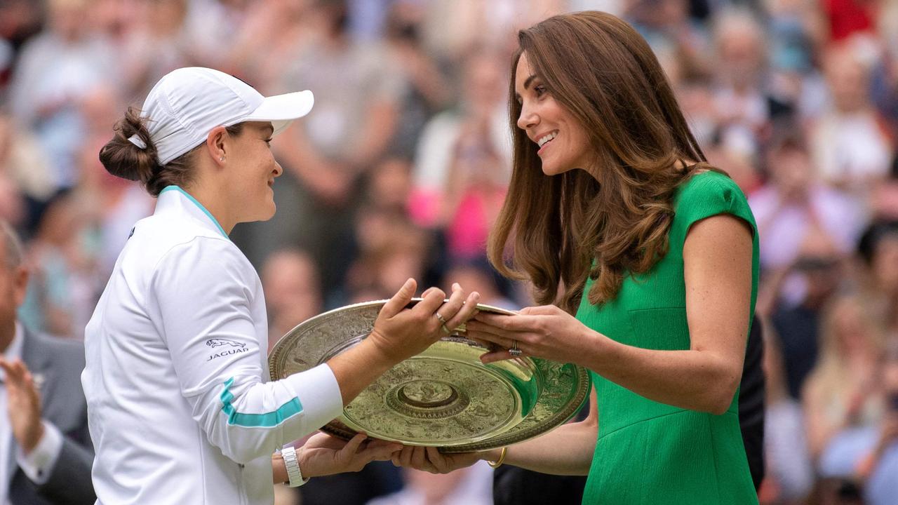 Australia's Ashleigh Barty receives the trophy from Britain's Catherine, Duchess of Cambridge. Photo by AELTC/Ben Solomon / POOL / AFP.