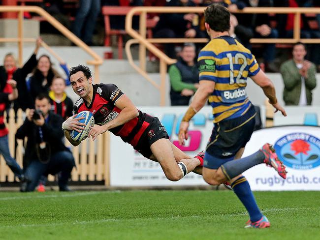 Richie Woolf dives over for the game-sealing try.