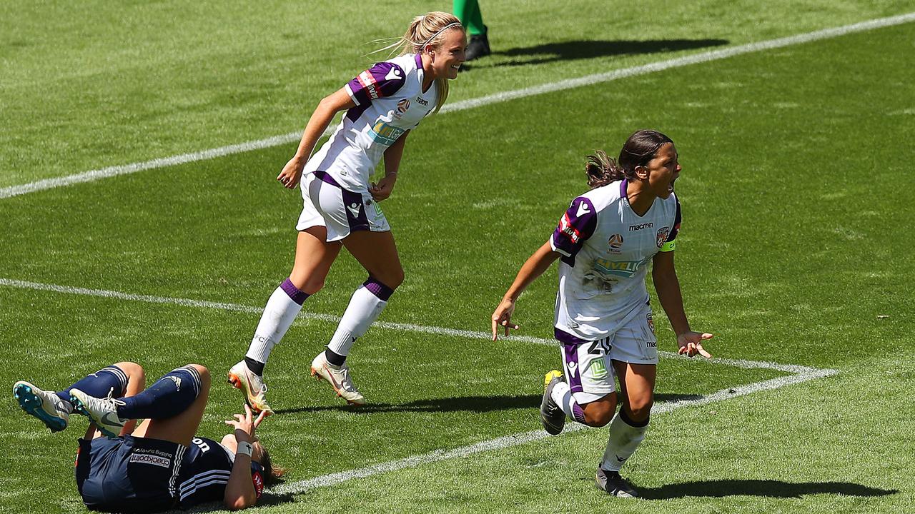 Sam Kerr of the Glory (R) celebrates. (Photo by Graham Denholm/Getty Images)
