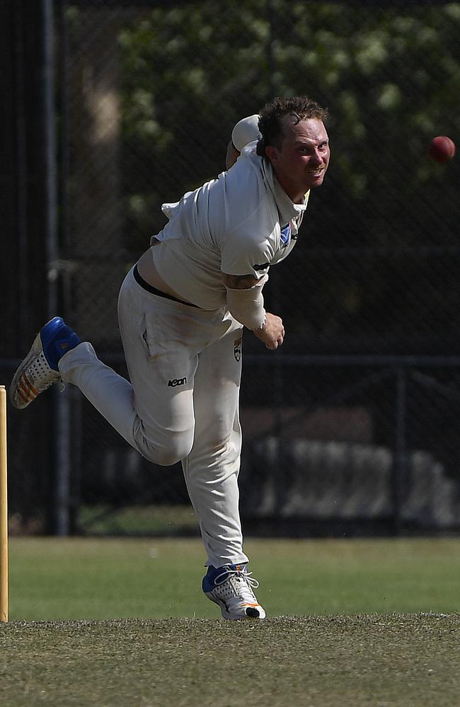 Matthew Grace bends his back for Oakleigh on Saturday. Picture: Andrew Batsch