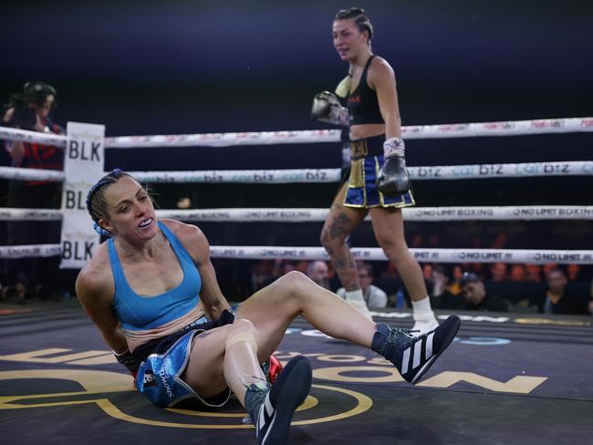 Jasmine Parr (black top) beat Sarah Watt (blue top) in five rounds. Picture: No LImit Boxing