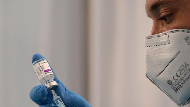 A health worker prepares a dose of the AstraZeneca vaccine against COVID-19 overseas. Photo by CRISTINA QUICLER / AFP)