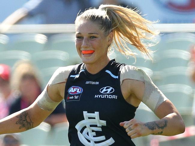 Tayla Harris of the Blues (right) celebrates a goal with team mate Darcy Vescio during the AFLW Preliminary Final match between the Carlton Blues and the Fremantle Dockers at Ikon Park, Melbourne, Saturday, March 23, 2019. (AAP Image/Hamish Blair) NO ARCHIVING, EDITORIAL USE ONLY