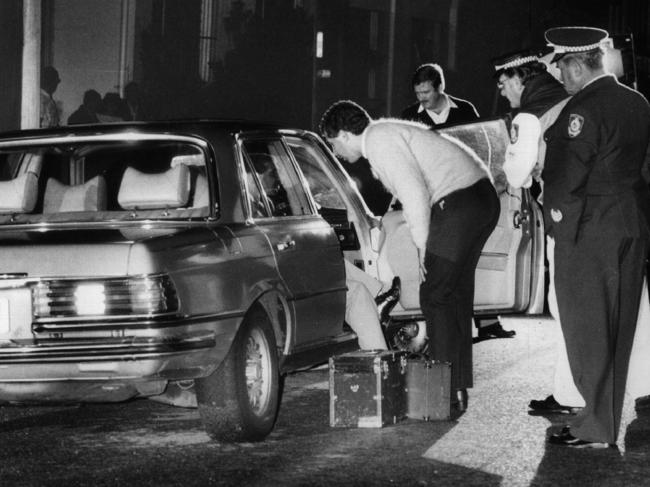 Police inspect the Mercedes Benz of wealthy restaurateur Tony Eustace Anderson after he was shot dead in Gertrude Street, Arncliffe, in April 1985. Picture: Anthony Weate 