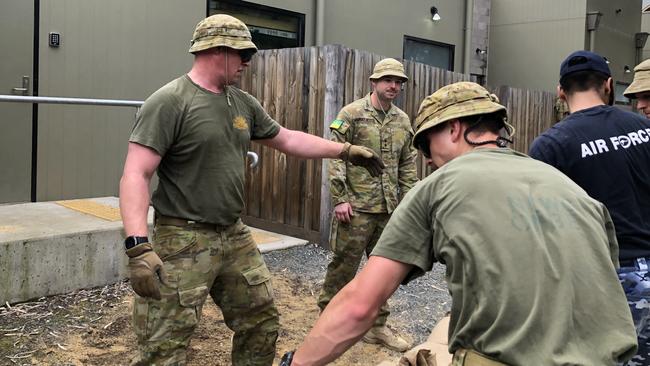 Army personnel from the ALTC sandbag along the Campaspe River at Echuca. Picture: Julieanne Strachan