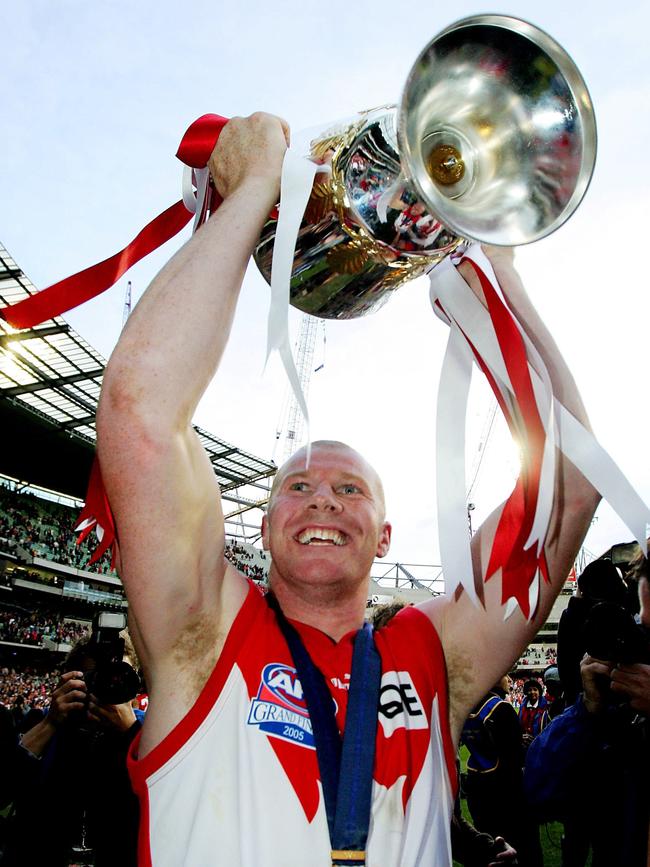 Barry Hall holds the premiership cup aloft in 2005.