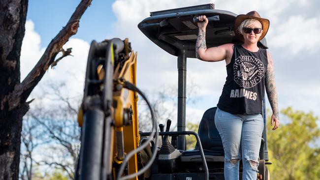 <s1>Karlie Moyle had her home threatened by a fire and is now cleaning up dead trees in her backyard. </s1> <source>Pictures: Che Chorley</source>