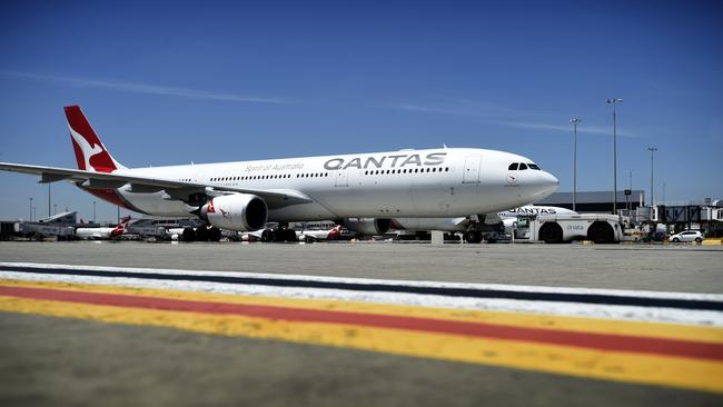 Qantas warns of higher airfares following court action with Perth Airport. Picture: NCA NewsWire/Andrew Henshaw.