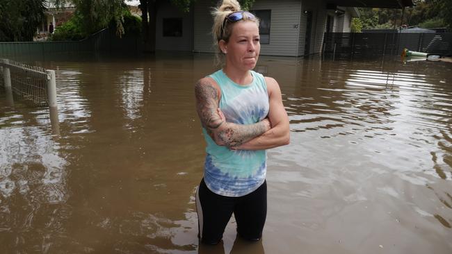 Echuca homes on the wrong side of the flood levee are battling against time construct a sandbag island around a small group of affected homes surrounded by rising flood water from the Murray River. Goulburn Road resident Nicole Salisbury has lost the fight to keep the water out of her house so has helped her neighbours instead.               Picture: David Caird