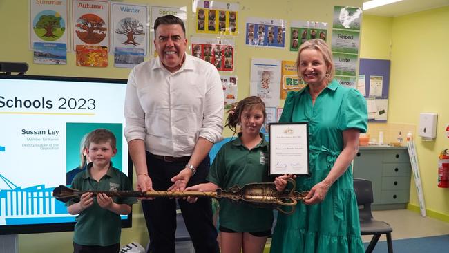 Milton Dick with Liberal deputy leader Sussan Ley and two students who attend the Pomona Public School in the NSW regional electorate of Farrer, held by Ms Ley.