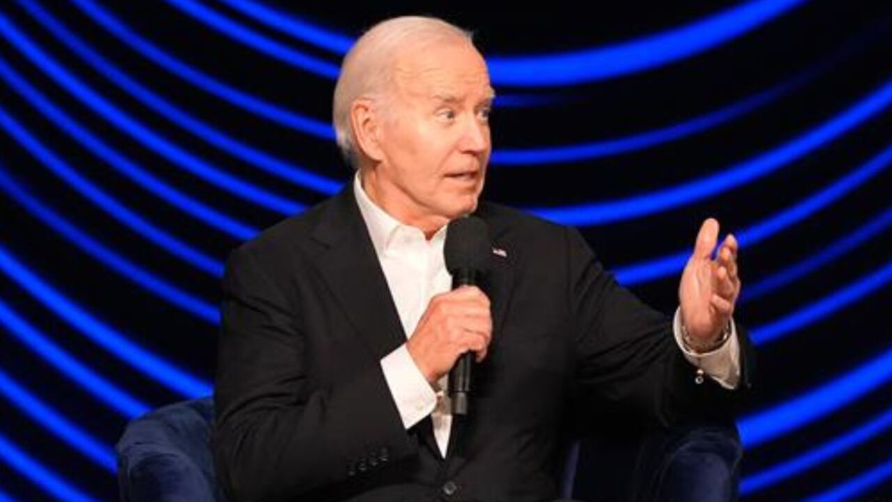 ‘So embarrassing’: Barack Obama awkwardly leads Joe Biden off stage ...