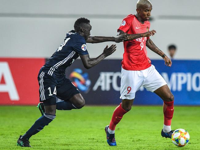 Melbourne Victory's Thomas Deng (L) fights for the ball with Guangzhou Evergrande's Anderson Talisca during the AFC Champions League group stage football match between China's Guangzhou Evergrande and Australia's Melbourne Victory in Guangzhou in China's southern Guangdong province on April 10, 2019. (Photo by STR / AFP) / China OUT