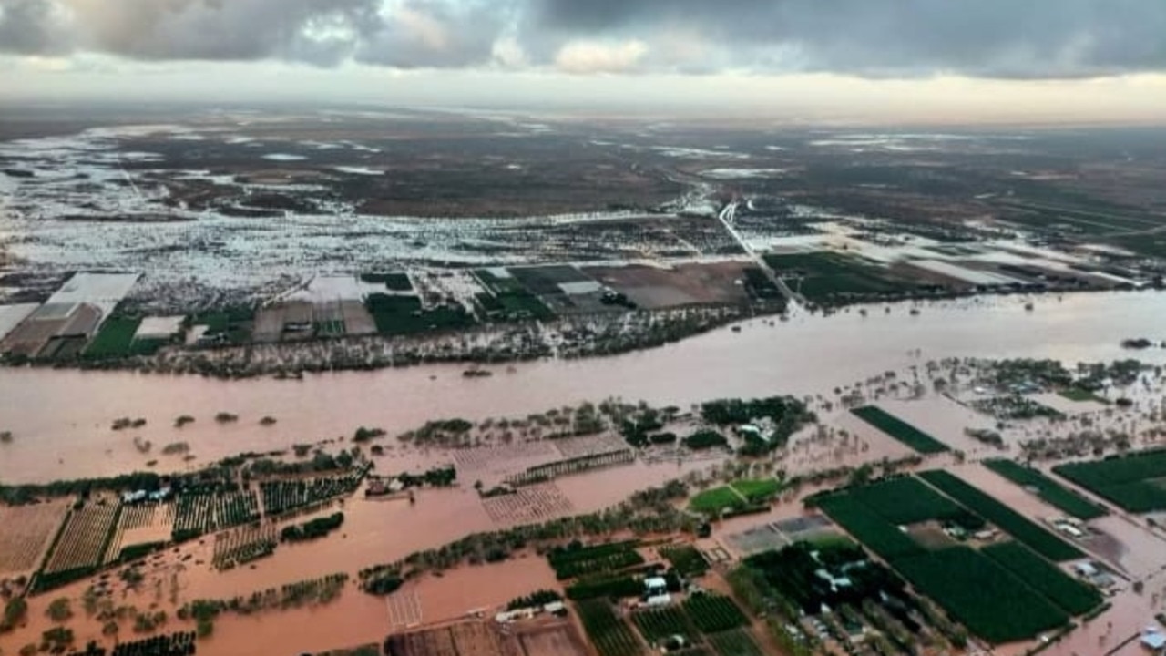 Carnarvon flood: North West Coastal Highway closed off due to tropical ...