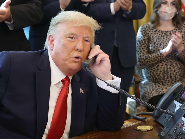 WASHINGTON, DC - OCTOBER 23: U.S. President Donald Trump speaks with Israeli Prime Minister Benjamin Netanyau on the phone about a Sudan-Israel peace agreement, in the Oval Office on October 23, 2020 in Washington, DC. President Trump announced that Sudan will start to normalize ties with Israel.   Win McNamee/Getty Images/AFP == FOR NEWSPAPERS, INTERNET, TELCOS & TELEVISION USE ONLY ==