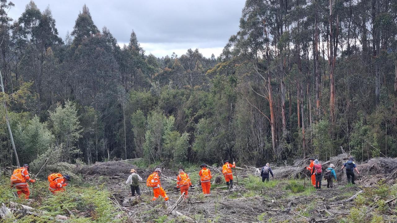 Tasmania Police searching for Bruce Fairfax at Duckhole Lake on November 9, 2023. Image: Tasmania Police