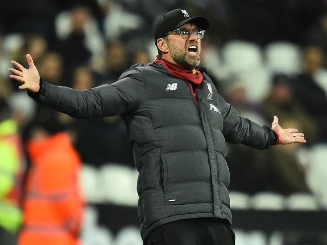 Liverpool's German manager Jurgen Klopp shouts instructions to his players from the touchline during the English Premier League football match between West Ham United and Liverpool at The London Stadium, in east London on January 29, 2020. (Photo by Glyn KIRK / AFP) / RESTRICTED TO EDITORIAL USE. No use with unauthorized audio, video, data, fixture lists, club/league logos or 'live' services. Online in-match use limited to 120 images. An additional 40 images may be used in extra time. No video emulation. Social media in-match use limited to 120 images. An additional 40 images may be used in extra time. No use in betting publications, games or single club/league/player publications. /