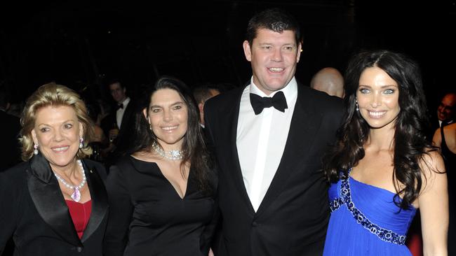 Packer with  mother Ros, sister Gretel and then-wife Erica at a charity event in 2009.