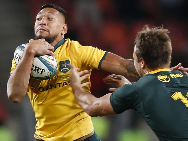 Australia's fullback Israel Folau (L) vies for the ball with South Africa's centre Andre Esterhuizen during the Rugby Championship match between South Africa and Australia at Nelson Mandela Bay Stadium in Port Elizabeth, South Africa, on September 29, 2018. (Photo by GIANLUIGI GUERCIA / AFP)