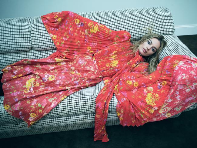 VOGUE AUSTRALIA - Margot Robbie featured in Vogue Australia August 2023 issue., , Usage T&Cs -, On sale of the issue must run (Vogue Australia August 2023 issue is on sale Monday 31 July), Images must be credited correctly to the photographer - Mario Sorrenti for Vogue Australia, Images must not be cropped and can only be used in their original colour and format, Images are approved for one time usage only in a positive feature on the Vogue Australia August 2023 issue, Vogue Australia August 2023 cover must be included in the story, Online stories must link to vogue.com.au