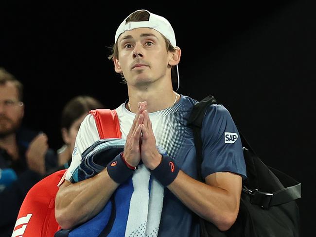 MELBOURNE, AUSTRALIA - JANUARY 22: Alex de Minaur of Australia acknowledges the crowd as he leaves the court after his defeat by Jannik Sinner of Italy in the Men's Singles Quarterfinal during day 11 of the 2025 Australian Open at Melbourne Park on January 22, 2025 in Melbourne, Australia. (Photo by Clive Brunskill/Getty Images)