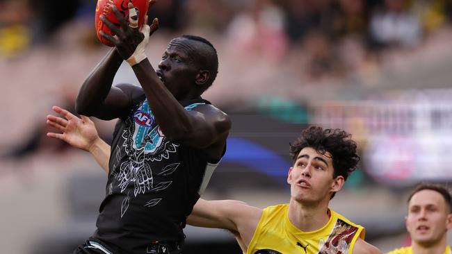 Aliir Aliir outmarks Samson Ryan. Picture: Robert Cianflone/Getty Images