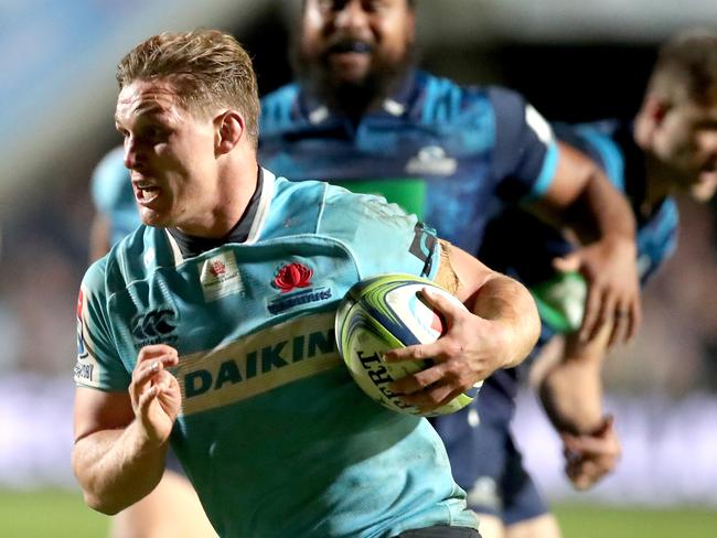 Waratahs captain Michael Hooper runs with the ball and scores a try during the Round 12 Super Rugby match between the NSW Waratahs and the Blues at Brookvale Oval in Sydney on Saturday, May 5, 2018. (AAP Image/Jeremy Ng) NO ARCHIVING, EDITORIAL USE ONLY