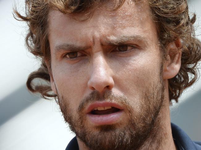 Latvia's Ernests Gulbis is pictured during his French tennis Open round of sixteen match against Switzerland's Roger Federer at the Roland Garros stadium in Paris on June 1, 2014. AFP PHOTO / MIGUEL MEDINA