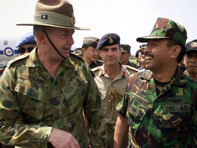 Chief of the UN peacekeeping force Australian Major General Peter Cosgrove (L) meets with his Indonesian counterpart Maj. Gen Syahnakri (R) head of the martial law command in East Timor, at the /airport in Dili Sept 19 1999. A 13-member advance team of the UN peacekeeping force arrived  to discuss the arrival of international troops . (AP Photo/Charles/Dharapak) man 2ndL rear  Thai Maj. Gen. Songkitti Chakkabatr (Jaggabatra) armed forces o/seas