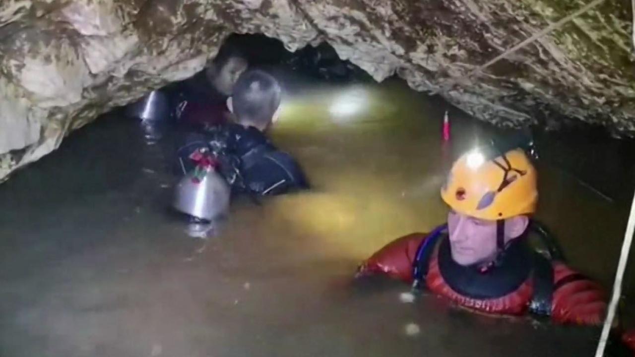 Какую вещь бекки нашли спасатели в пещере. Пещера Тхам Луанг в Таиланде. Спасение в пещере Тхам Луанг. Спасательная операция в пещере Тхамлуангнангнон. Спасение детей в пещере в Тайланде.